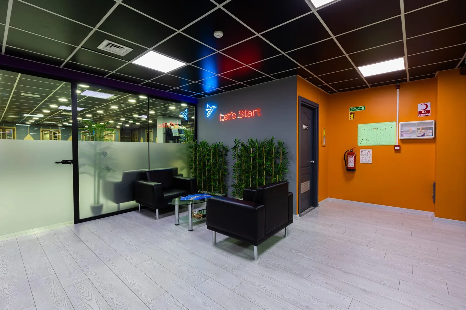 Kuzgunlar Tekstil ofis girişi ve karşılama alanı